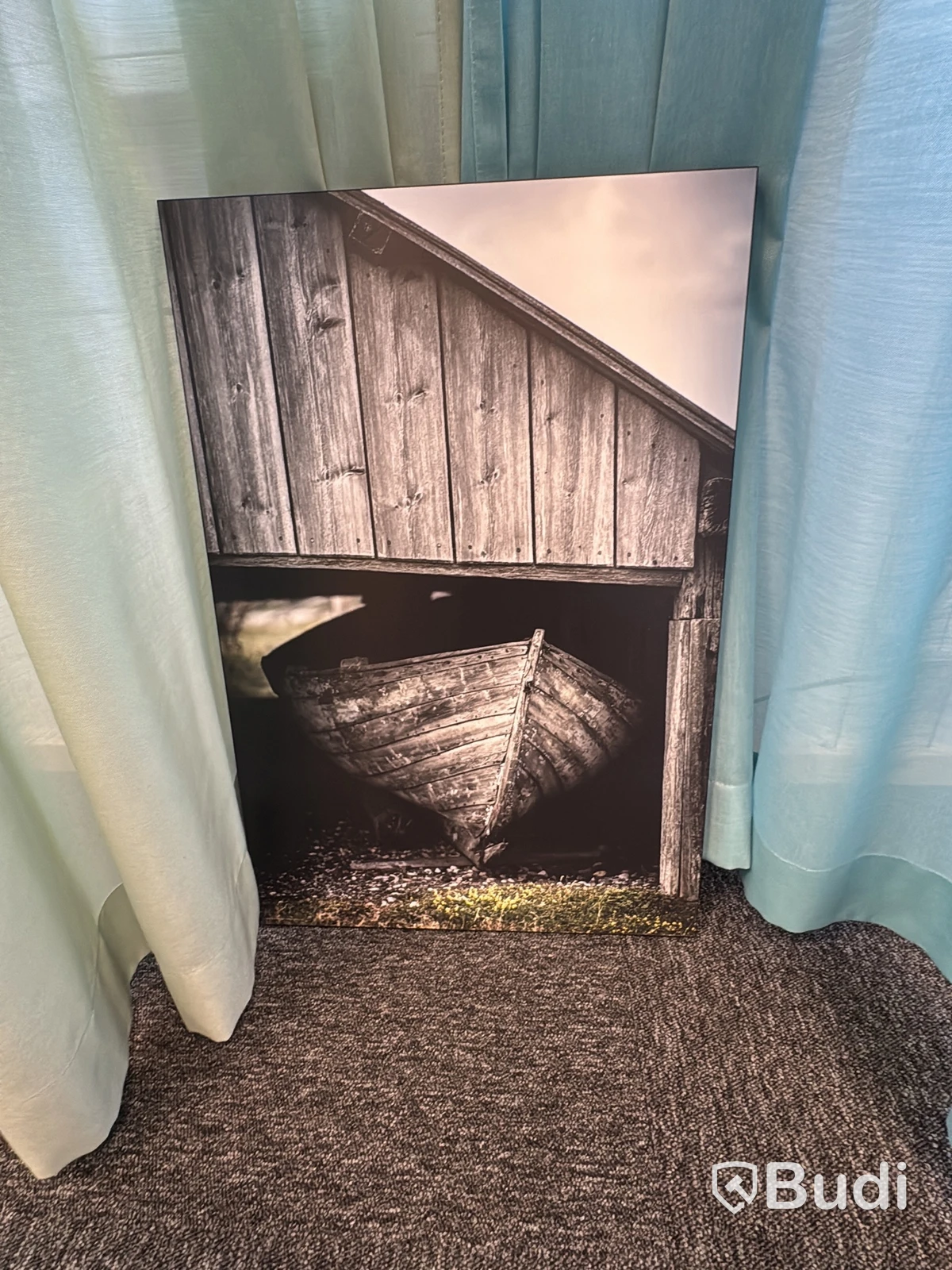 Väggtavla med motiv av träbåt