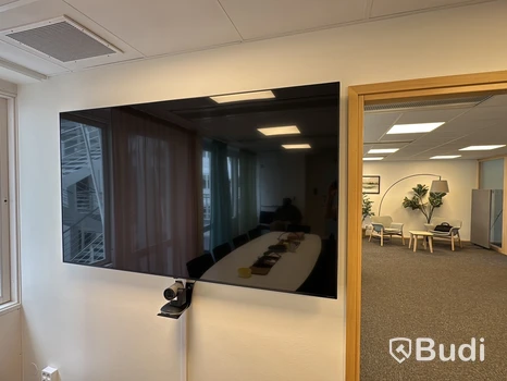 Konferenspaket, LG TV och Logitech videokonferensutrustning