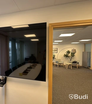 Konferenspaket, LG TV och Logitech videokonferensutrustning