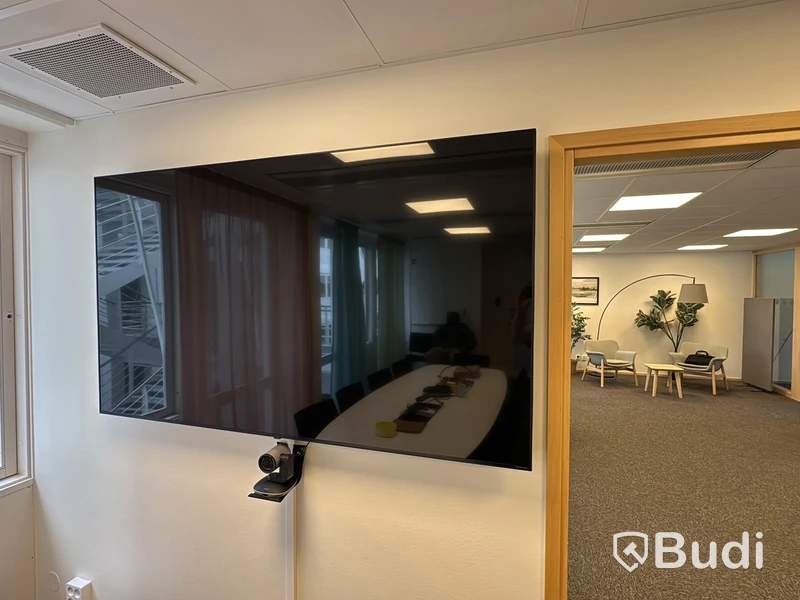Konferenspaket, LG TV och Logitech videokonferensutrustning