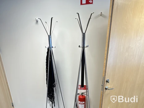 Två stycken golvklädhängare