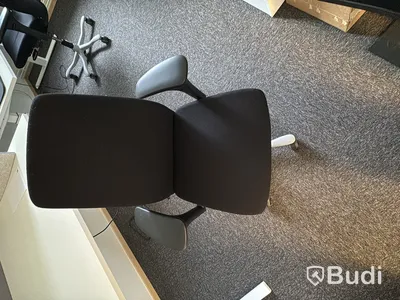 Höj- och sänkbart skrivbord med Kinnarps arbetsstol