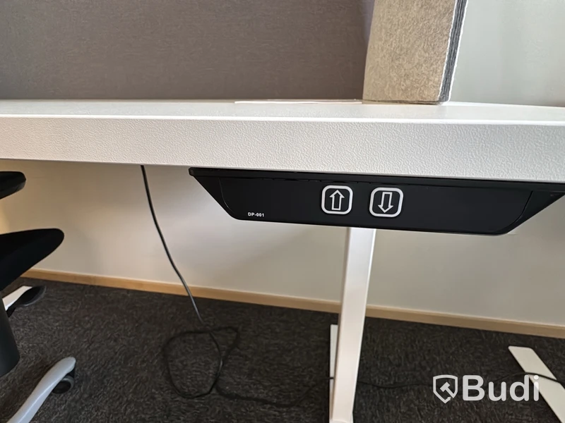 Höj- och sänkbart skrivbord med Kinnarps arbetsstol