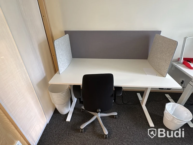Höj- och sänkbart skrivbord med Kinnarps arbetsstol