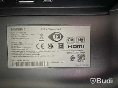 Höj- och sänkbart skrivbord med kontorsstol och Samsung-skärm