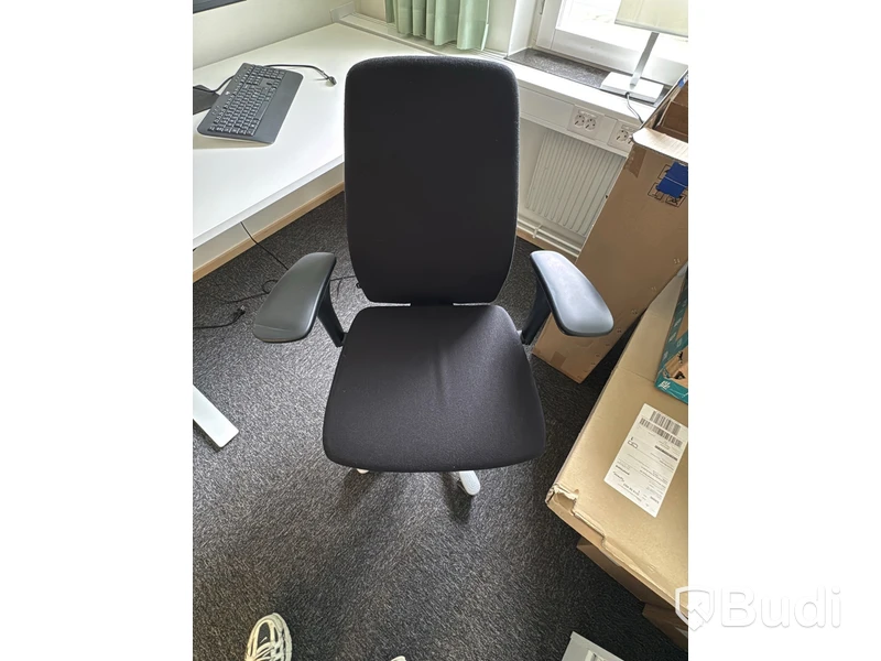 Höj- och sänkbart skrivbord med kontorsstol och Samsung-skärm