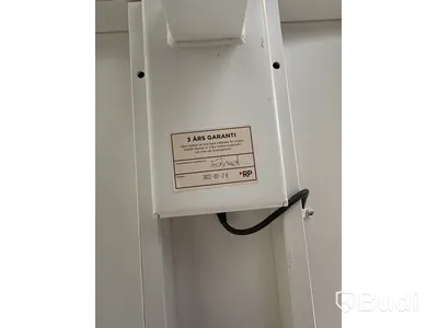Höj- och sänkbart skrivbord med kontorsstol och Samsung-skärm