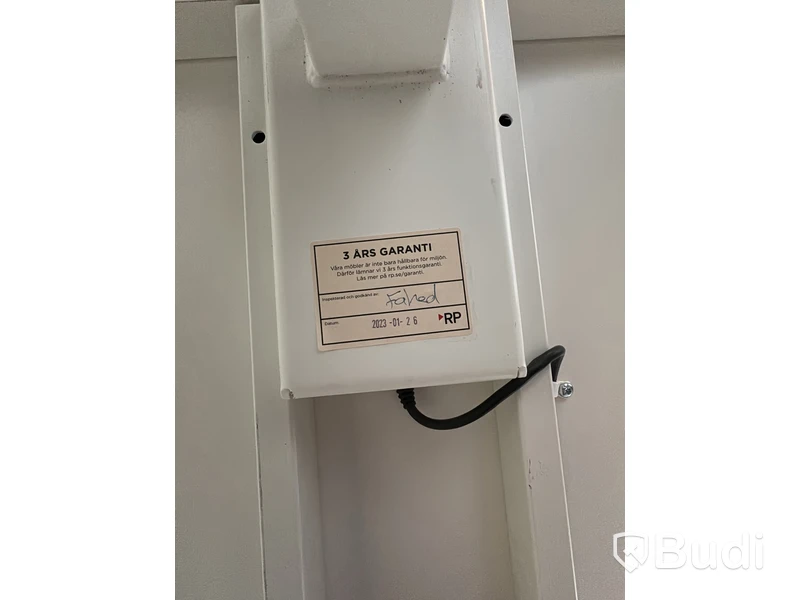 Höj- och sänkbart skrivbord med kontorsstol och Samsung-skärm