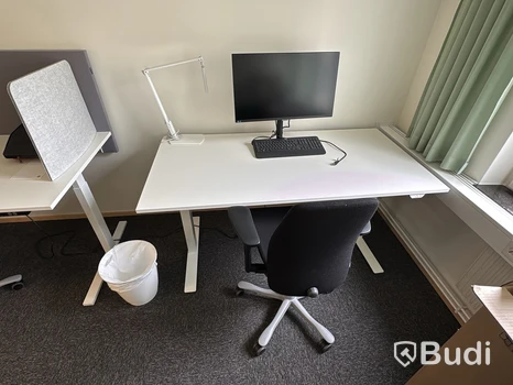 Höj- och sänkbart skrivbord med kontorsstol och Samsung-skärm