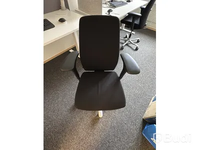 Arbetsplats med höj- och sänkbart skrivbord och kontorsstol