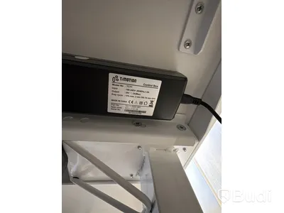 Arbetsplats med höj- och sänkbart skrivbord och kontorsstol