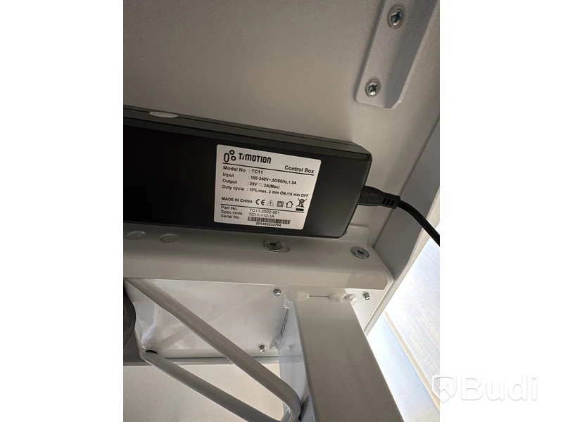 Arbetsplats med höj- och sänkbart skrivbord och kontorsstol