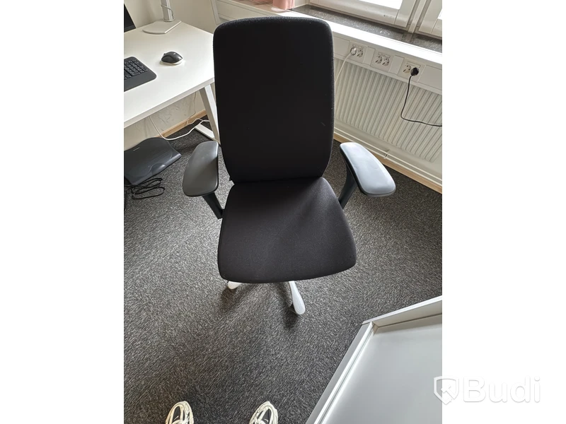 Höj- och sänkbart skrivbord med kontorsstol och Samsung-skärm