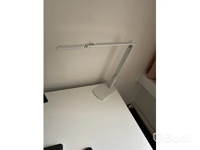 Höj- och sänkbart skrivbord med kontorsstol och Samsung-skärm