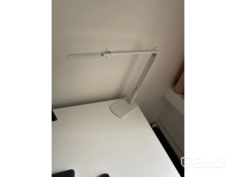Höj- och sänkbart skrivbord med kontorsstol och Samsung-skärm
