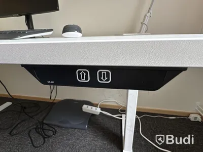 Höj- och sänkbart skrivbord med kontorsstol och Samsung-skärm