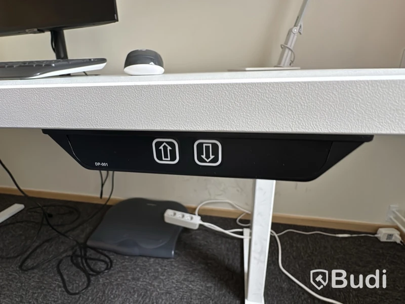 Höj- och sänkbart skrivbord med kontorsstol och Samsung-skärm