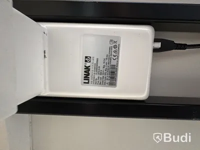 Höj- och sänkbart skrivbord med kontorsstol och Samsung-skärm