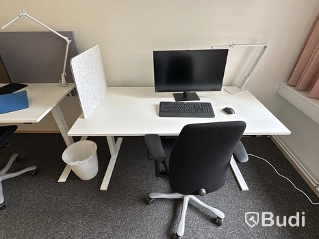 Höj- och sänkbart skrivbord med kontorsstol och Samsung-skärm