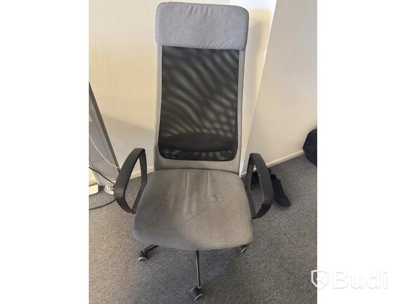 Höj och sänkbart skrivbord inkl. kontorsstol och hurts