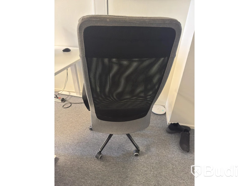 Höj och sänkbart skrivbord inkl. kontorsstol och hurts