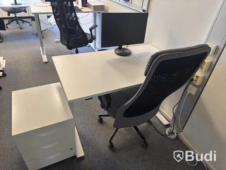 Höj och sänkbart skrivbord inkl. kontorsstol och hurts
