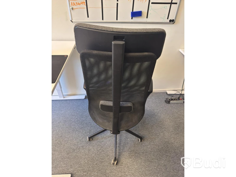 Höj och sänkbart skrivbord inkl. kontorsstol