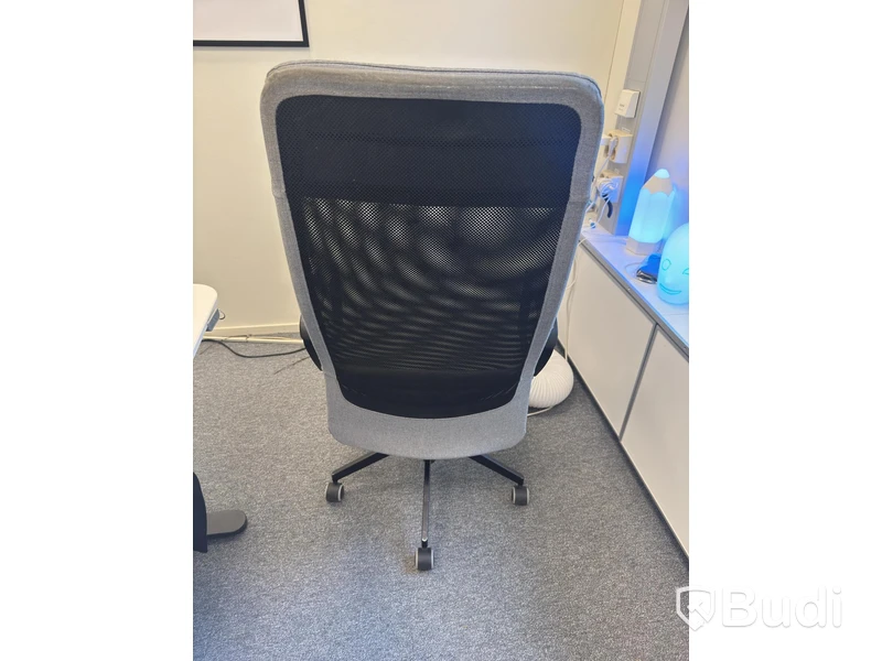 Höj och sänkbart skrivbord inkl. kontorsstol