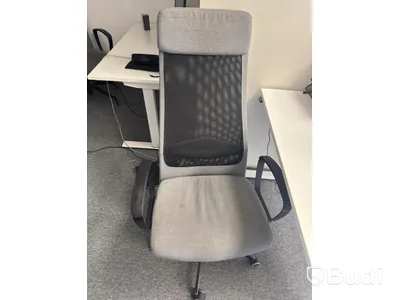 Höj och sänkbart skrivbord med avskärmning inkl. kontorsstol