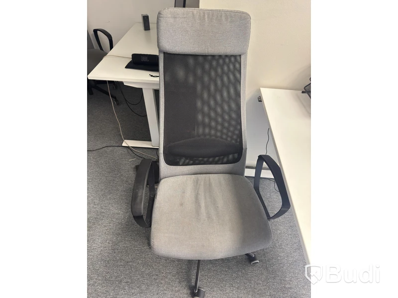 Höj och sänkbart skrivbord med avskärmning inkl. kontorsstol