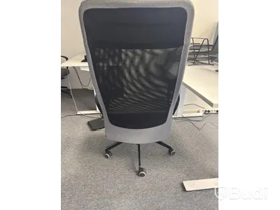Höj och sänkbart skrivbord med avskärmning inkl. kontorsstol