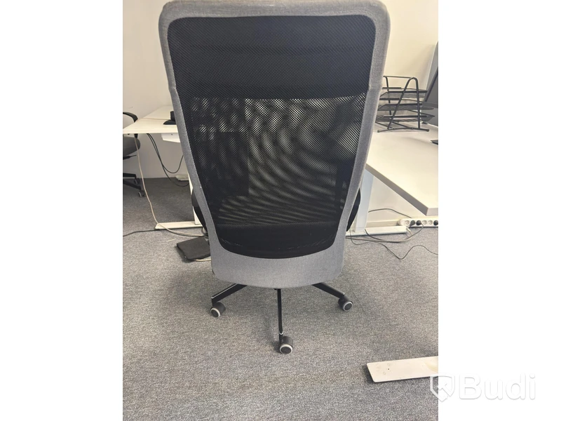 Höj och sänkbart skrivbord med avskärmning inkl. kontorsstol
