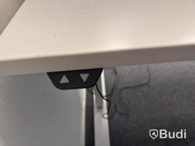 Höj och sänkbart skrivbord med avskärmning inkl. kontorsstol