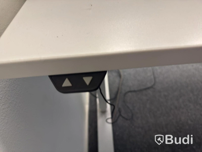 Höj och sänkbart skrivbord med avskärmning inkl. kontorsstol