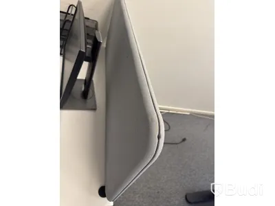 Höj och sänkbart skrivbord med avskärmning inkl. kontorsstol