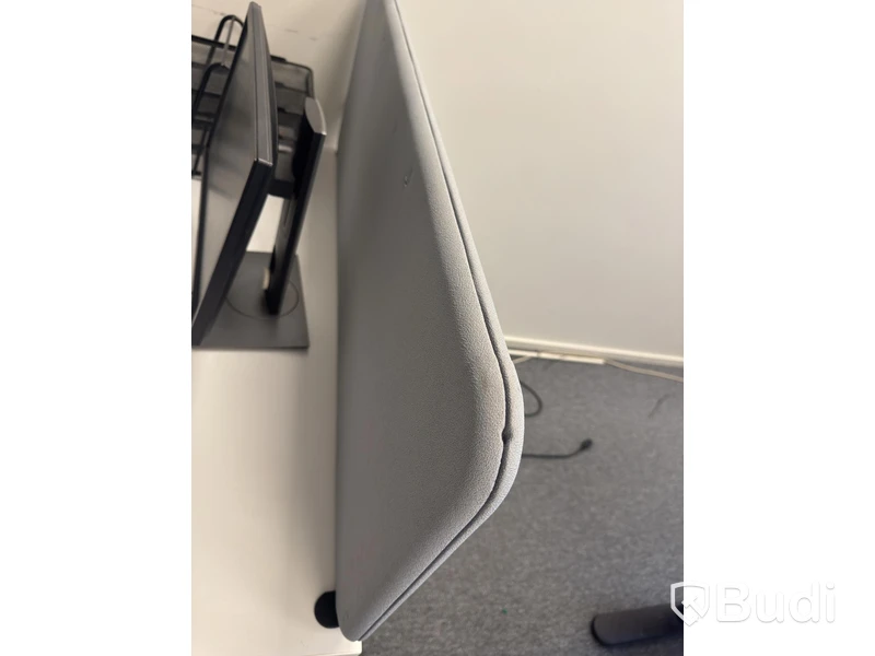 Höj och sänkbart skrivbord med avskärmning inkl. kontorsstol