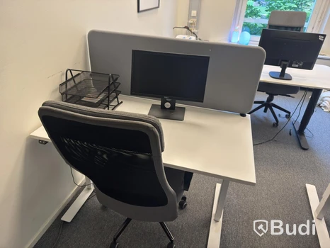 Höj och sänkbart skrivbord med avskärmning inkl. kontorsstol
