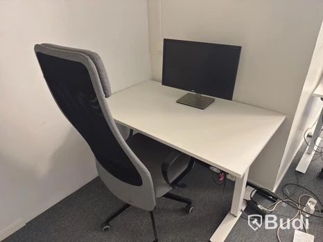 Höj och sänkbart skrivbord inkl kontorsstol