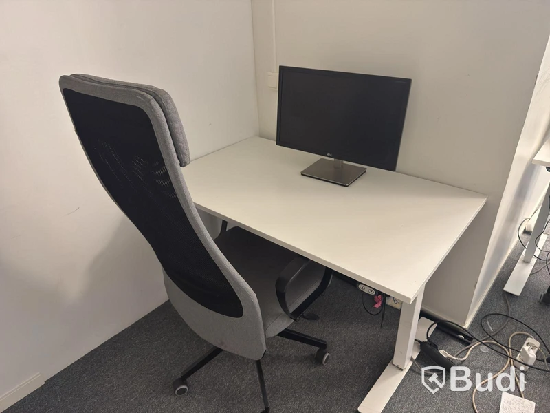 Höj och sänkbart skrivbord inkl kontorsstol