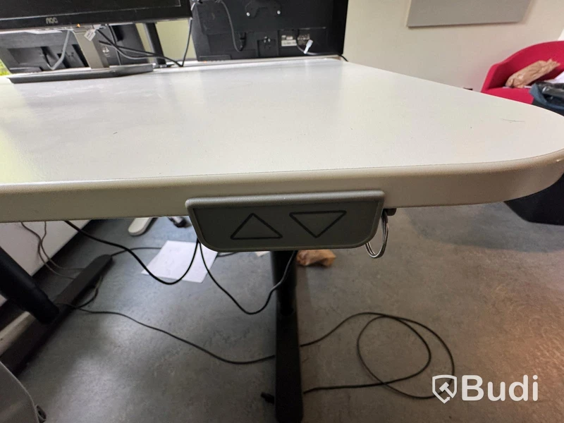 Höj och sänkbart skrivbord inkl kontorsstol
