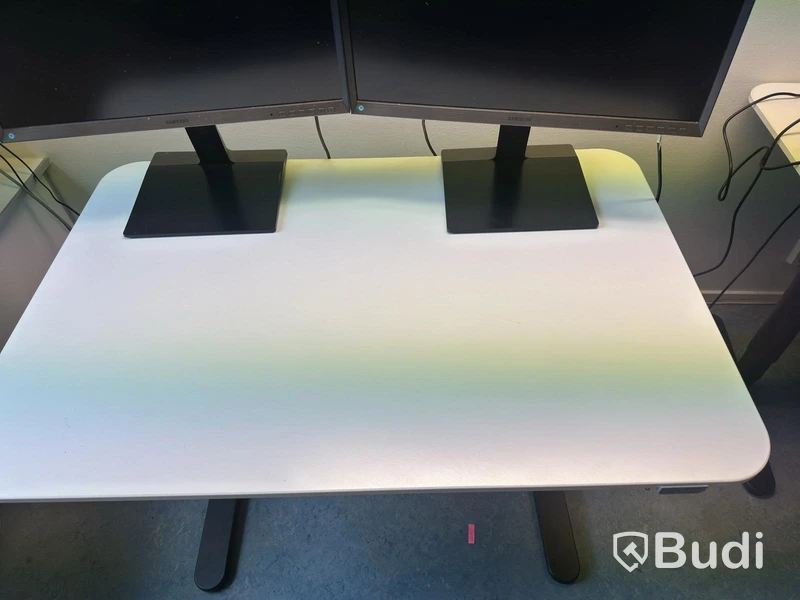 Höj och sänkbart skrivbord inkl kontorsstol