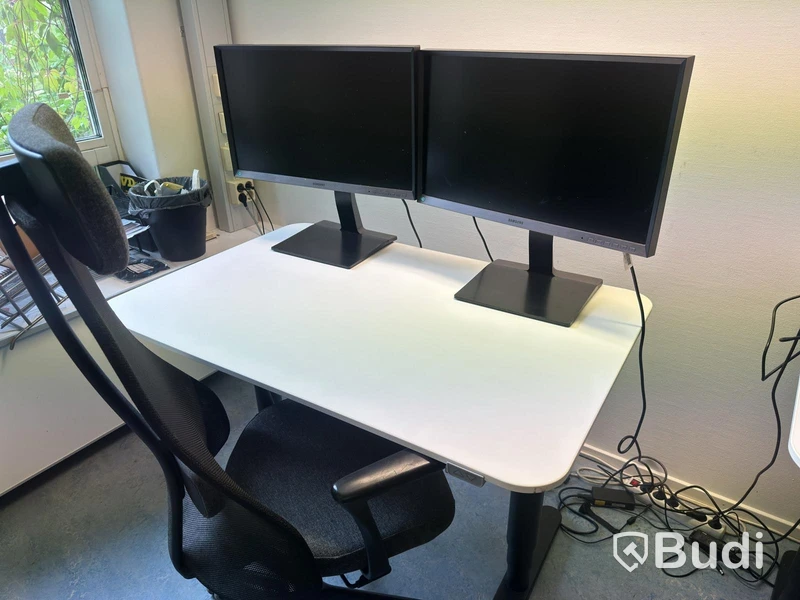Höj och sänkbart skrivbord inkl kontorsstol