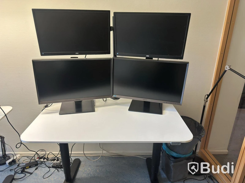 Höj och sänkbart skrivbord inkl. kontorsstol och 4 st. datorskärmar