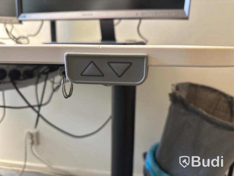 Höj och sänkbart skrivbord inkl. kontorsstol och 4 st. datorskärmar