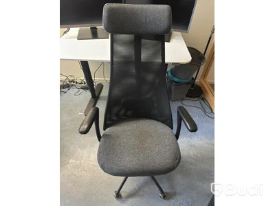 Höj och sänkbart skrivbord inkl. kontorsstol och 4 st. datorskärmar