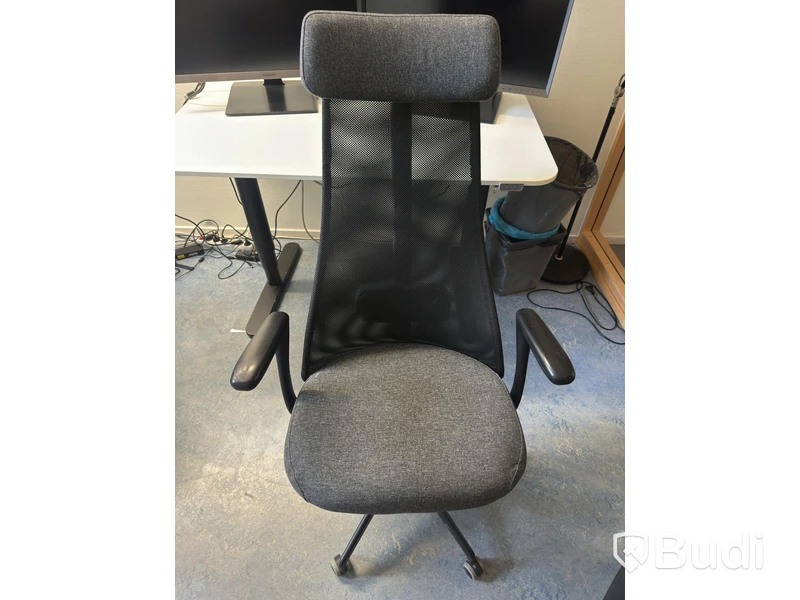 Höj och sänkbart skrivbord inkl. kontorsstol och 4 st. datorskärmar