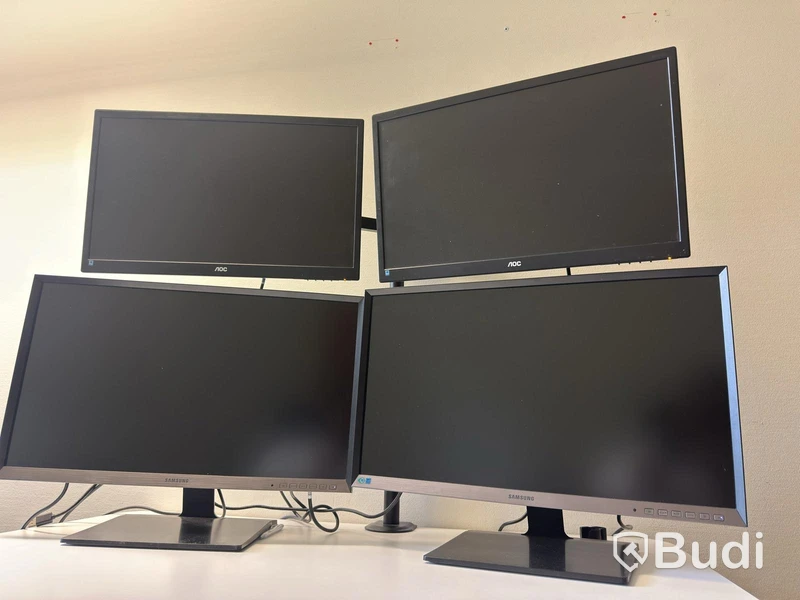 Höj och sänkbart skrivbord inkl. kontorsstol och 4 st. datorskärmar