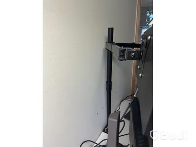 Höj och sänkbart skrivbord inkl. kontorsstol och 4 st. datorskärmar