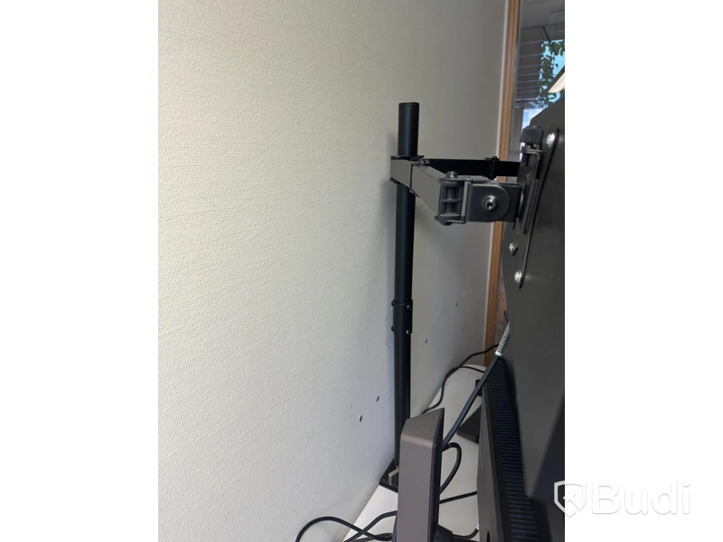 Höj och sänkbart skrivbord inkl. kontorsstol och 4 st. datorskärmar