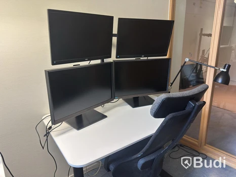 Höj och sänkbart skrivbord inkl. kontorsstol och 4 st. datorskärmar
